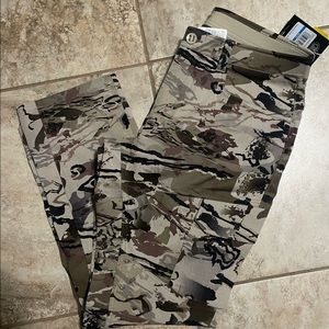 Mens Under Armour camo cargo pants Size 36x32